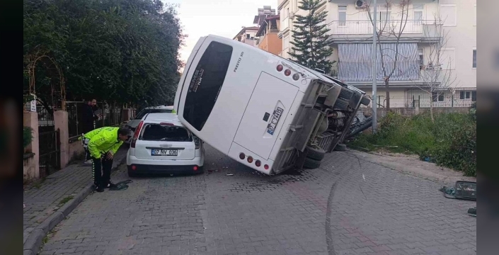 Antalya'da otel servisi park halindeki araçların üzerine devrildi