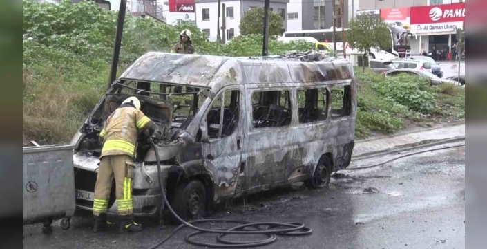Ataşehir'de alev alev yanan minibüs kullanılamaz hale geldi