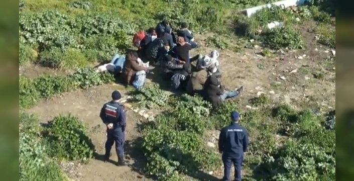 Ayvalık'ta 25 göçmen yakalandı: 3'ü çocuk