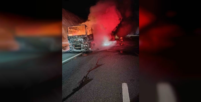 Balıkesir'de kauçuk yüklü tırda yangın paniği