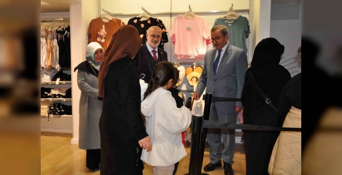 Balıkesir'deki yetimler, bayram öncesi yeni kıyafetlerle gülümseyecek