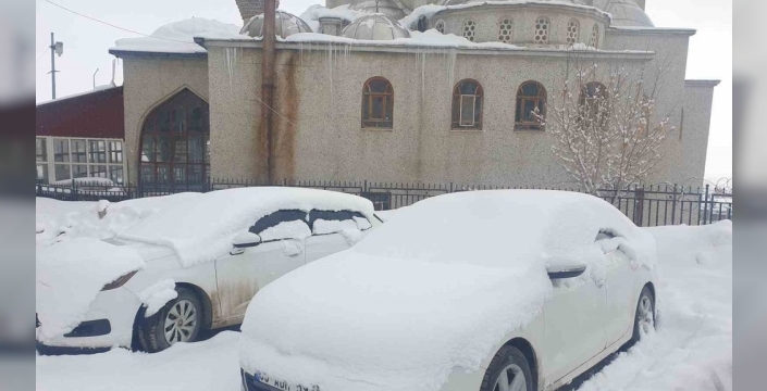 Başkale beyaza büründü: Yüksek kesimlerde 4 metreyi bulan karla mücadele sürüyor