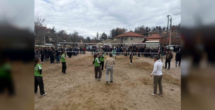 Başkan Arslan, Çamlıbel'de voleybol turnuvasına katıldı