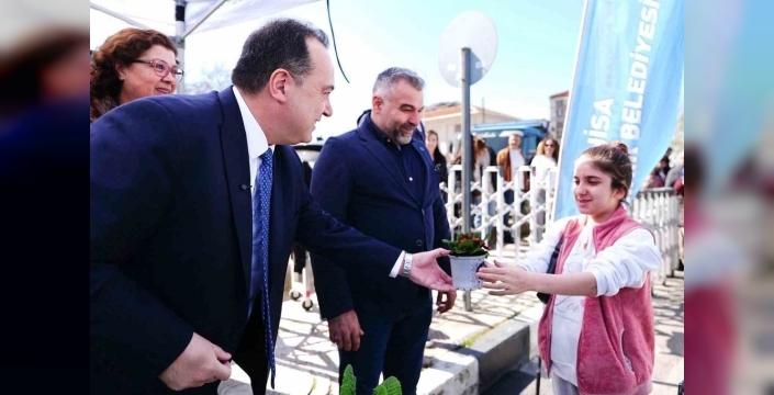 Başkan Dutlulu, kadınlara çiçeklerle 8 Mart'ı kutladı