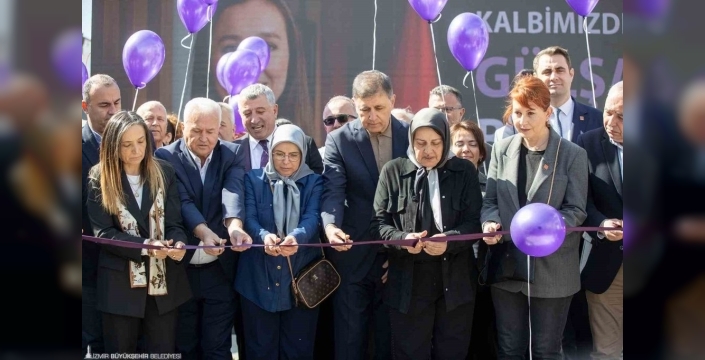 Başkan Tugay'dan kadın mücadelesine vurgu: 'Mücadeleyi lafta değil, gerçekte yapmalıyız