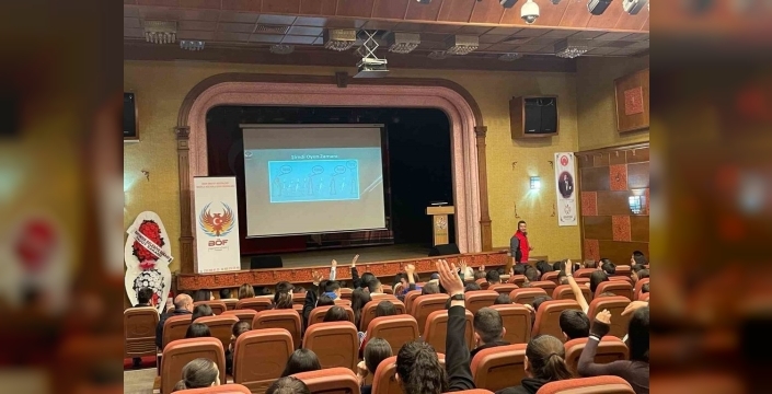 Bayındır'da liselilere terör örgütlerinin tuzakları anlatıldı