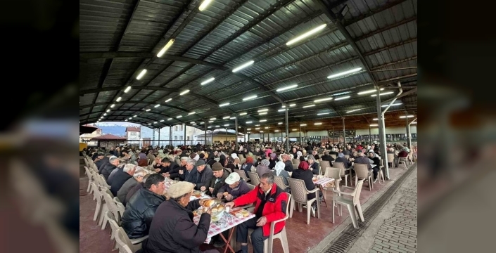 Beyağaç Belediye Başkanı Pütün'den iftar sofrasında Kadınlar Günü sürprizi