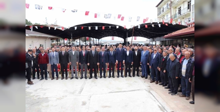 Beyağaç Merkez Çarşı Camii, dualarla ibadete açıldı
