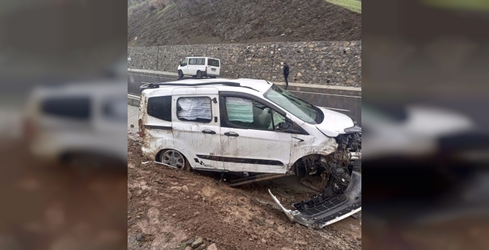 Bitlis'te takla atan kamyonette 5 aile ferdi yaralandı