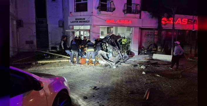 Bodrum'da dehşet anları: Süratli otomobil iş yerine daldı, 3 kişi yaralandı!