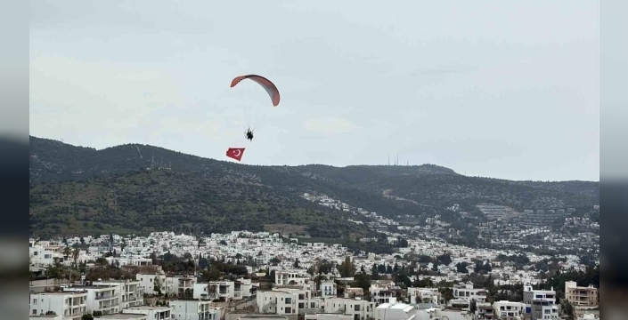 Bodrum semalarında 18 Mart coşkusu: Dev Türk bayrağıyla unutulmaz uçuş