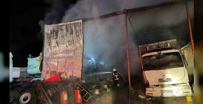 Bucak'taki ağır vasıta servisinde yangın: 2 çekici ve 1 kamyon zarar gördü