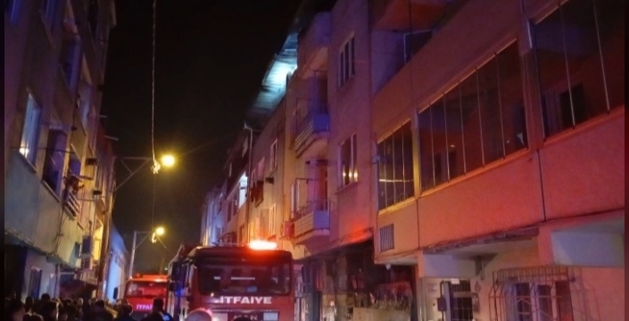 Bursa'da gece yarısı dehşeti: Apartman çatısı alevlere teslim oldu!
