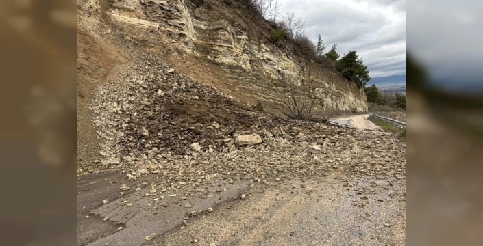Bursa'da heyelan, yolu kapattı: O anlar cep telefonuna yansıdı