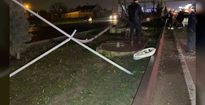 Bursa'da kontrolden çıkan otomobil bariyerlere çarptı: 2 yaralı