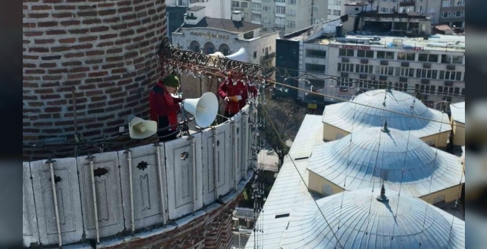 Bursa'da mahya geleneğinde yenilik: 'Zekat Berekettir' yazısı asıldı