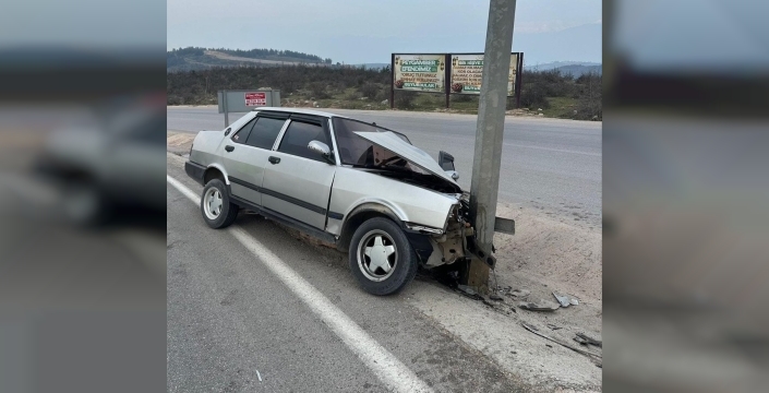 Bursa'da otomobil direğe böyle çarptı: 1 yaralı