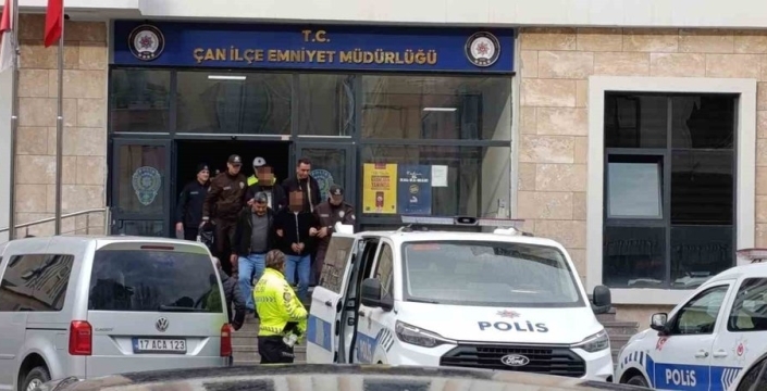 Çalıntı otomobille kaçan iki şüpheli Edremit'te yakalanıp tutuklandı