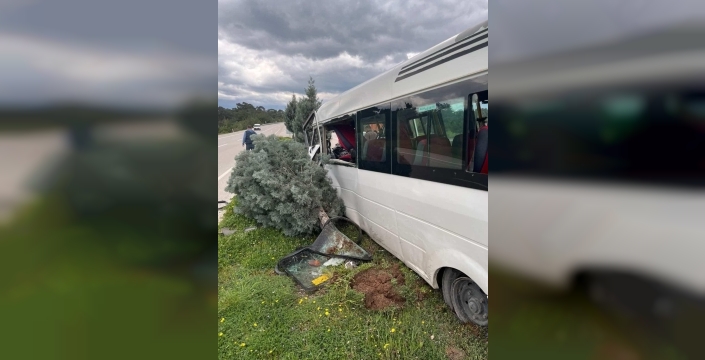 Çanakkale'de korkunç kaza: Minibüs refüje fırladı, 2 yaralı!