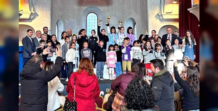 Çeşme'de Dünya Kadınlar Günü'ne özel satranç turnuvası nefes kesti, şampiyonlar belli oldu