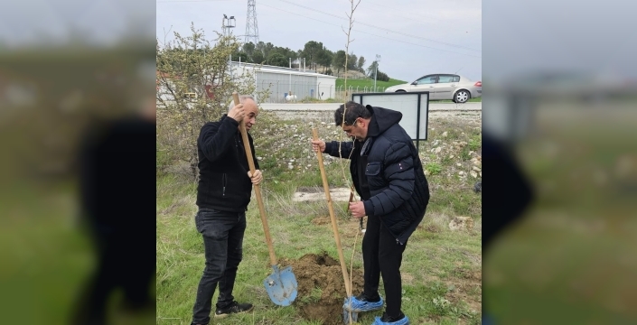 CHP'li başkanın galoşlu fidan dikimi, Denizli'de günün konusu oldu