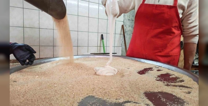 Demirci'nin 75 yıllık Ramazan geleneği: Susamlı helva sofralarda