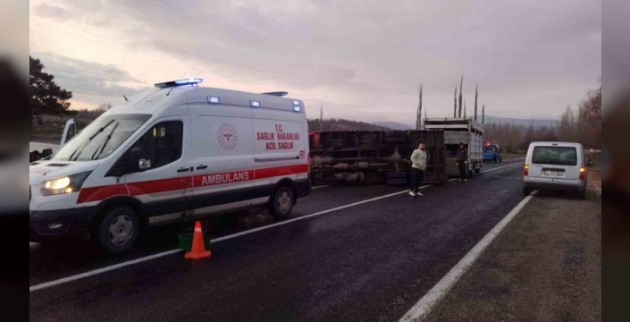 Domaniç'te pazarcı kamyoneti devrildi: 2 yaralı