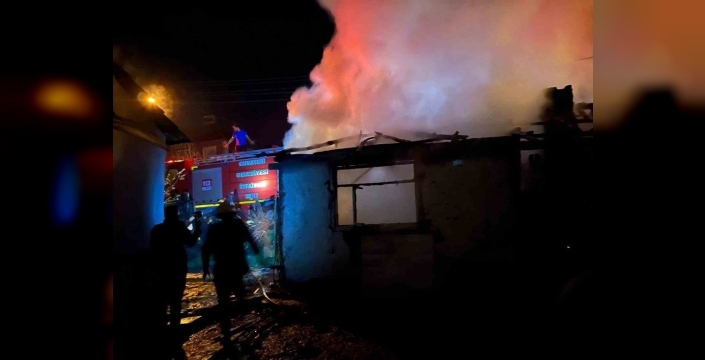 Düzce'de terk edilmiş ev alevlere teslim oldu: Korku dolu anlar