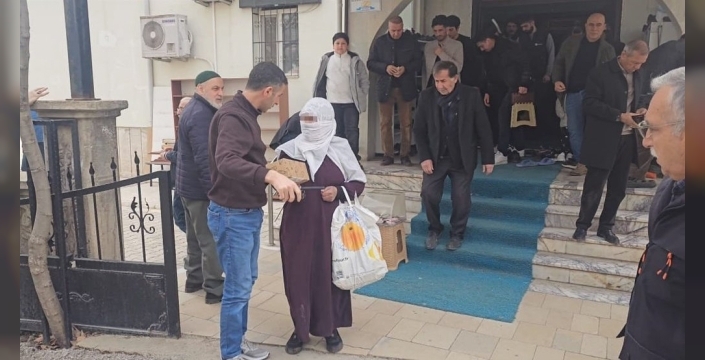 Elazığ'da dilenci zabıtalara yakalandı: 'Al senin olsun' dedi