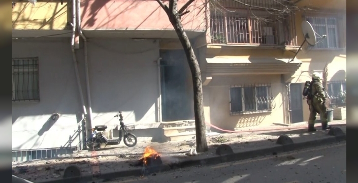 Esenler’de 4 katlı binanın çatısında yangın paniği