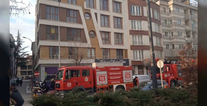 Eskişehir'de iş yerinde çıkan yangın caddeleri dumanla kapladı, paniğe yol açtı