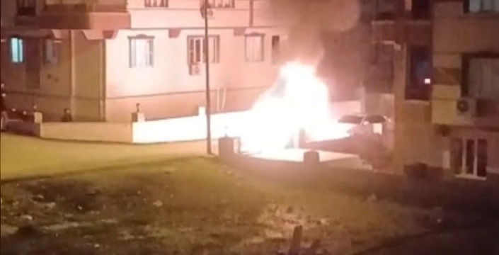 Gaziantep'te park halindeki lüks otomobil küle döndü
