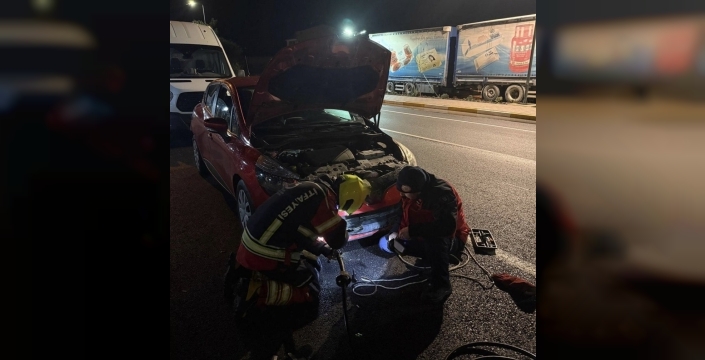 Gönen'de aracın motoruna giren tilki, ekipler tarafından kurtarıldı