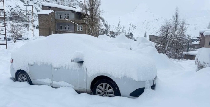 Hakkari'de kar esareti: 210 köy ve mezra yolu ulaşıma kapandı!