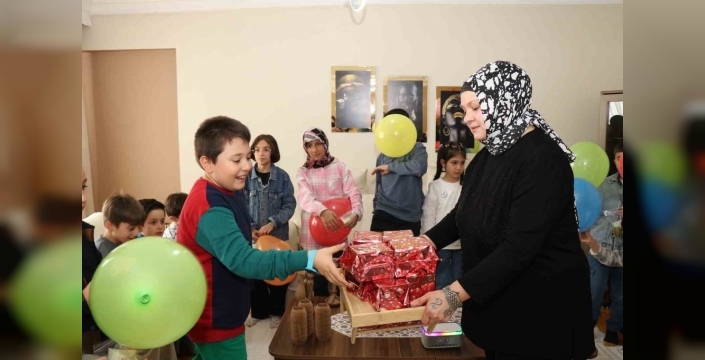 Halk şairi Betül Altun, çocuklara bayram neşesi yaşattı