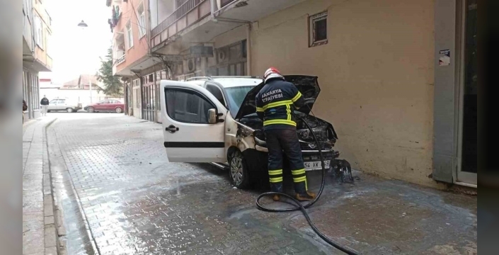 Hendek'te park halindeki otomobilden yükselen dumanlar yürekleri ağza getirdi!