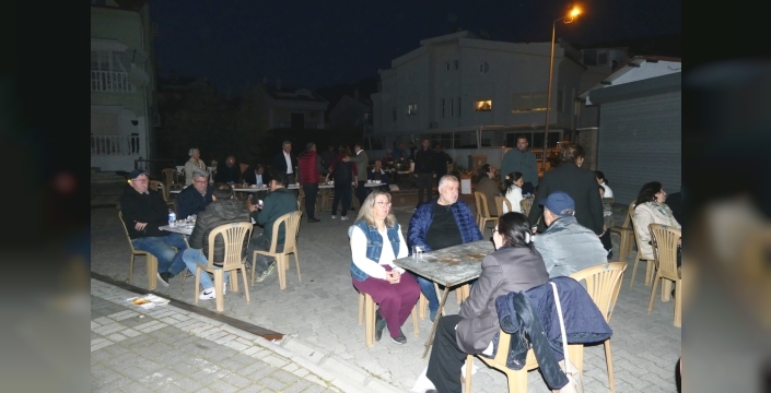 İyi parti marmaris'ten sokakta halk iftarı