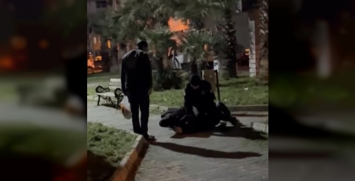 İzmir'de parkta taşkınlık çıkaran şüpheliler bekçilere direndi, sonuç yasal işlem oldu