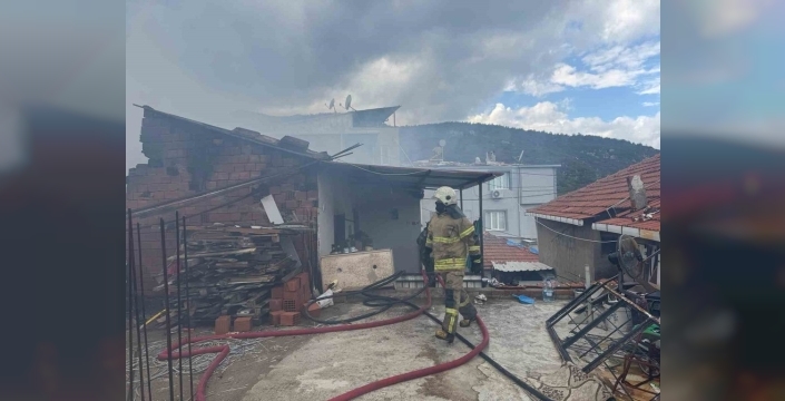 İzmir'de tek katlı ev alevlere teslim oldu: Kullanılamaz hale geldi