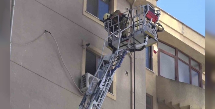 Kadıköy'de yürekler ağza geldi: Dairede yangın çıktı, yaşlı kadın etkilendi