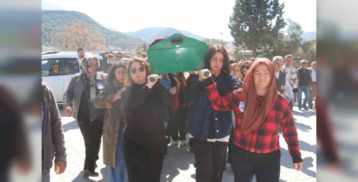 Kadınlar Günü'nde vahşice katledilen Sermin Bacak, kadınların omuzlarında son yolculuğuna uğurlandı