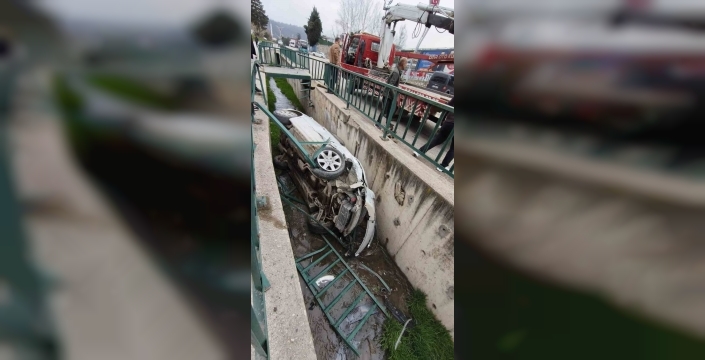 Karabük'te alkollü sürücü, park halindeki araçlara çarparak kanala düştü