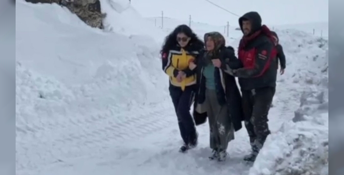 Kars'ta yoğun kar, hasta kadının imdadına ekipleri yetiştirdi!