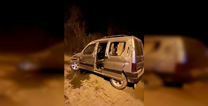 Kastamonu'da hafif ticari araç taşa çarptı, bir kişi yaralandı