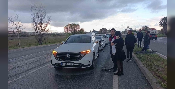 Kırmızı ışıkta bekleyen araçlara çarpan sürücü olay yerinden kaçtı: 4 yaralı