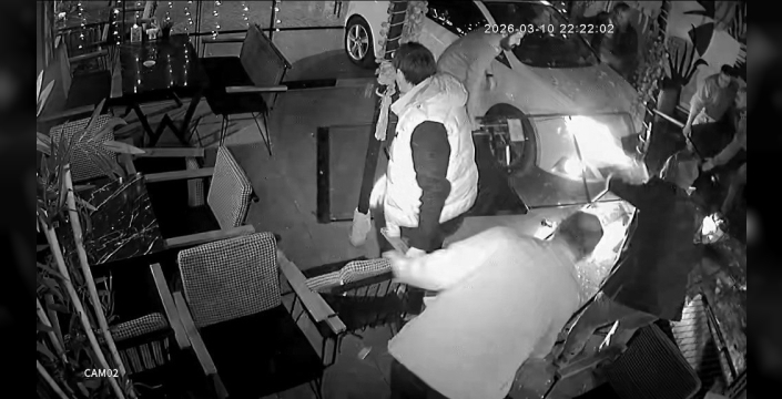 Kocaeli'de otomobil kafeye daldı: 2 yaralı