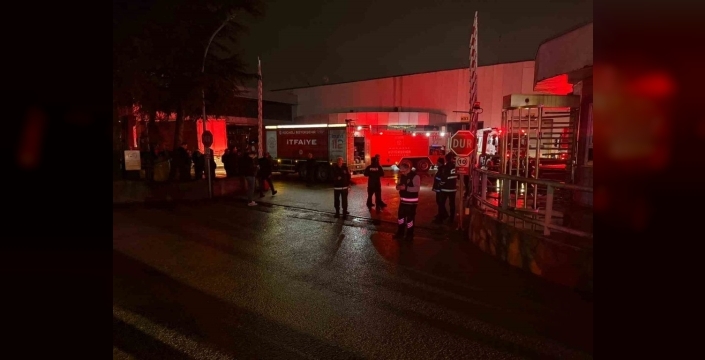 Kocaeli'de raf imalatı yapan fabrikanın alevlere teslim olması büyük hasara yol açtı