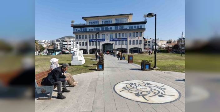 Kuşadası'nda mart ayında yazdan kalma günler yaşandı