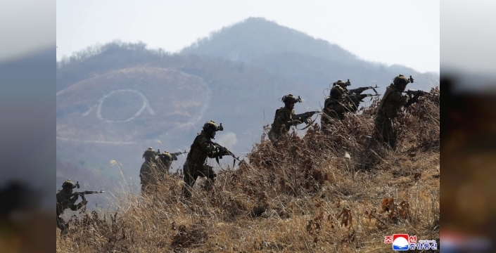 Kuzey Kore'de tank tatbikatı: Kim Jong-Un'un kızı da katıldı