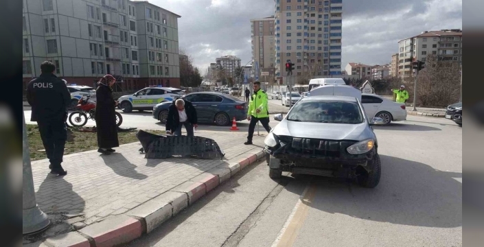 Malatya'da otomobil ile çarpışan motosiklet sürücüsü kaçtı, 1 yaralı